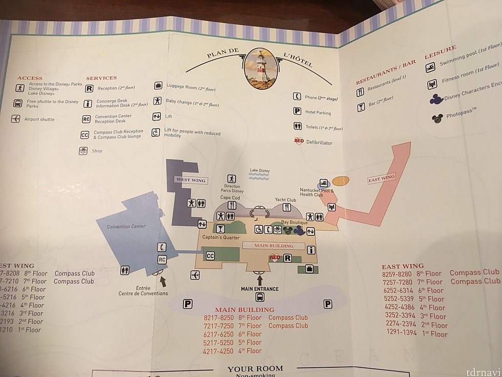 ニューポート・ベイ・クラブ館内案内図。バスは地図上の飛行機マークに停車します。荷物預かり所とは反対となり、少々歩きます