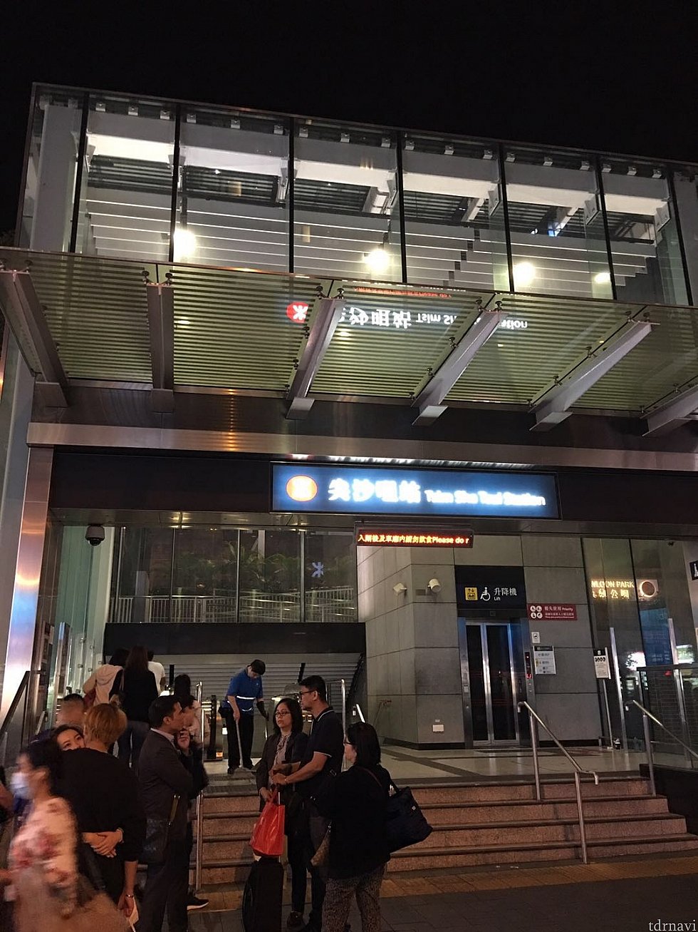 MTR尖沙咀駅A1出口から地上へ出ます。