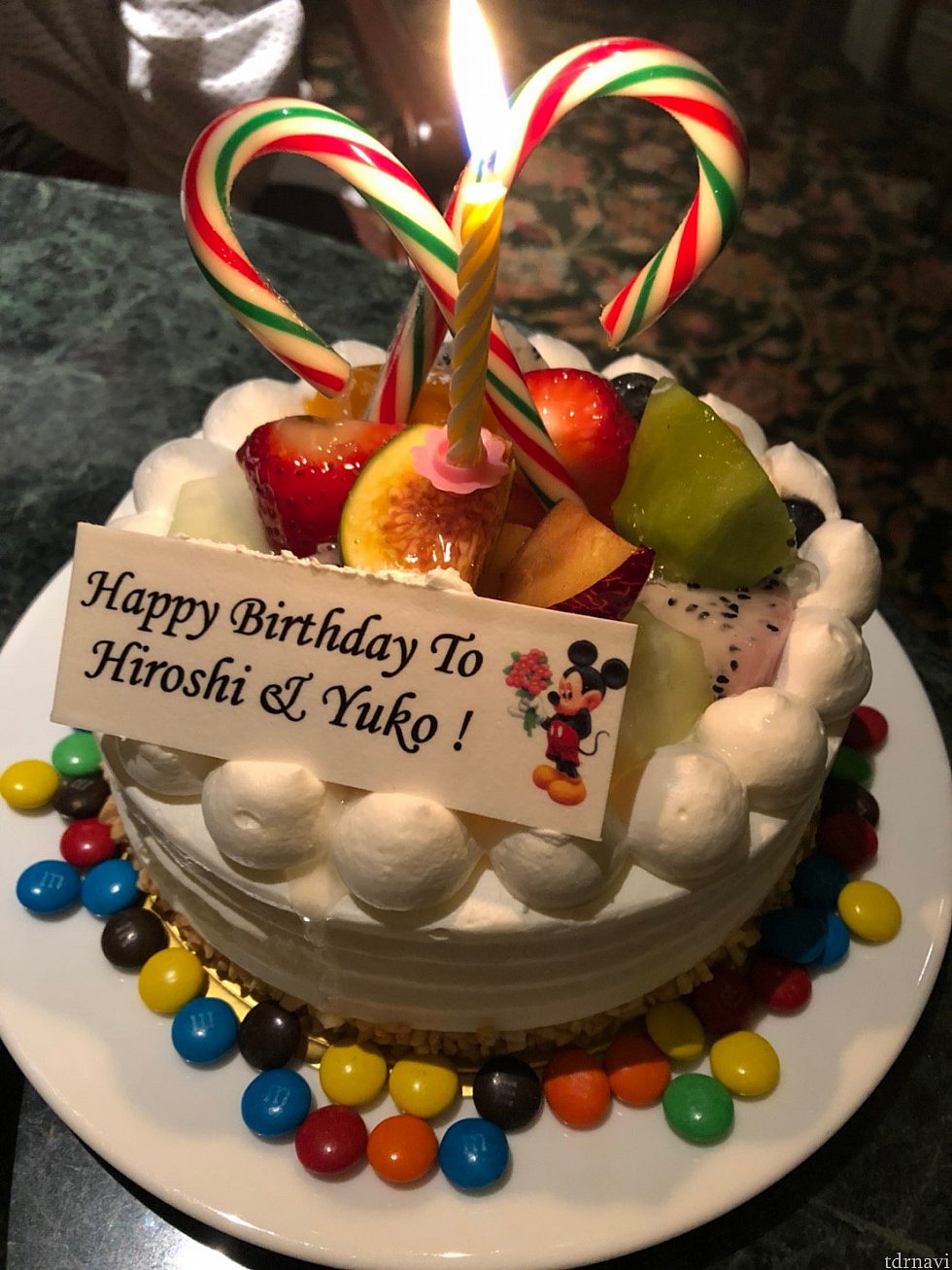 エンチャのバースデーケーキ🎂
ラウンジに持って上がってもらったところ、ラウンジのキャストがトッピングを追加してくれました。