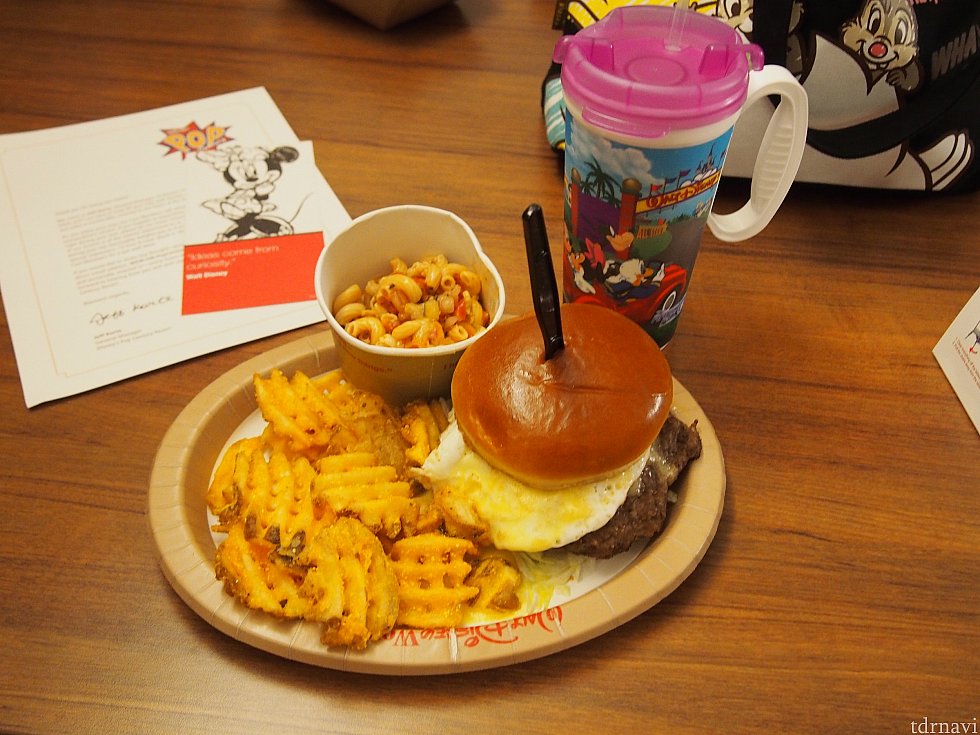 ホテルで買った夕飯とリフィルカップです。
サラダは嫌いなものが入っていてあんまりでしたが、他はさすがアメリカ!安定の美味しさでした。