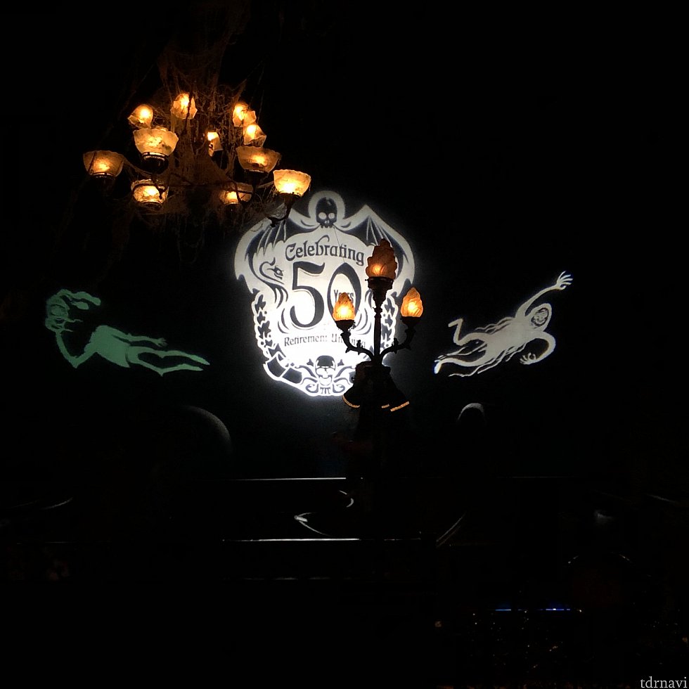 アトラクション内部にある50周年ロゴ。