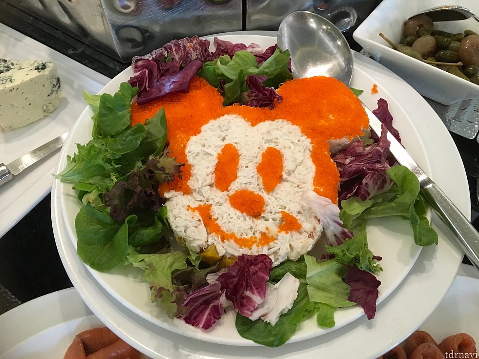 まずは食事系を。このミッキーフェイスはカニ肉のサラダです
