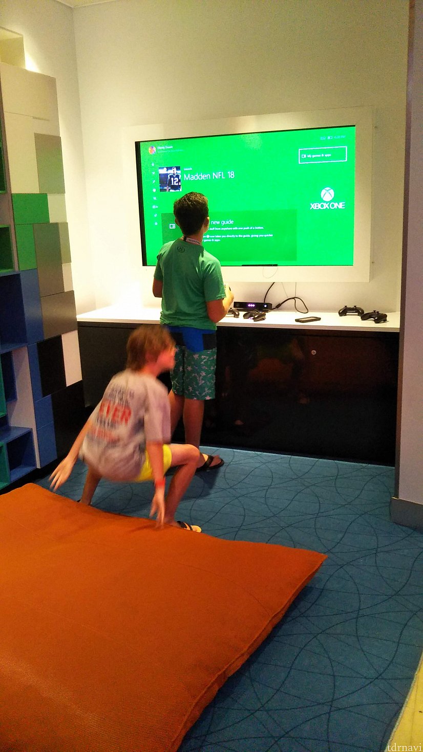 こういう感じでゲームする場所がいくつも並んでいます。
どのゲームも複数人が遊んでいるので、「声をかけて仲間に入っていく」が必須になります。私には絶対にできない芸当です。