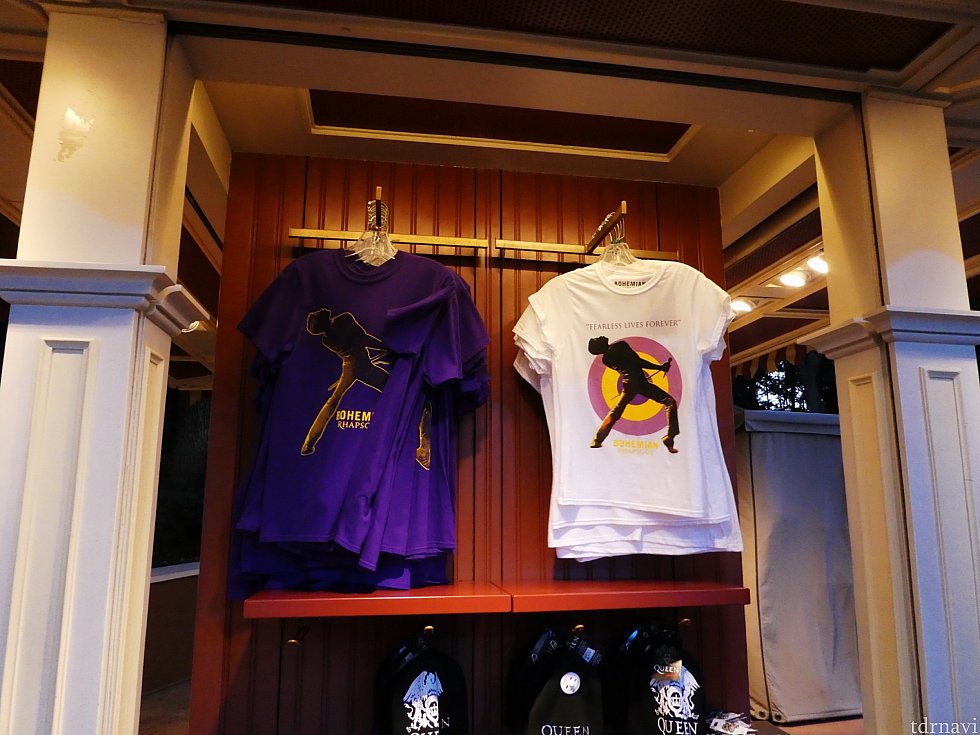 そしてもちろんQUEENも!
このTシャツは外のワゴンのお店でも大々的に売られていました。