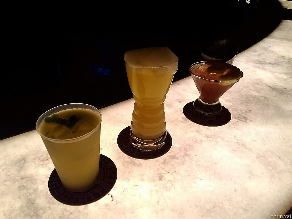 注文したドリンク。左端はソフトドリンク(Jabba Juice)で、中にブルーベリーの
タピオカみたいなのが入ってます。
真ん中はメニューその3のイラストもの(Fuzzy Tauntaun)。
こちらは、さほどきつくなかったです。
右のカクテル(The Outer Rim)はとてもきついけど、飲みやすかったです。