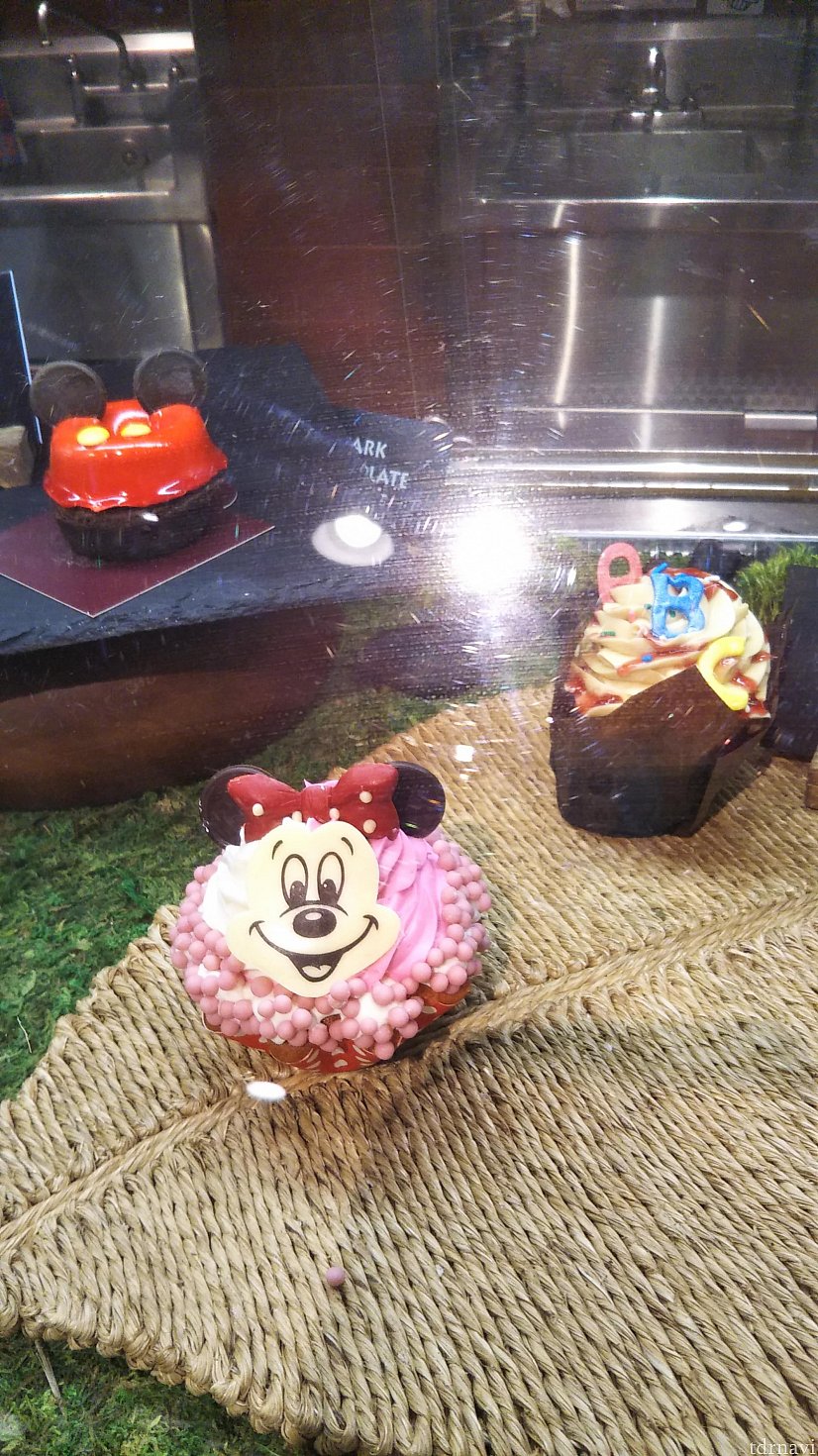ケーキもこんな感じで飾られています。少ないです。