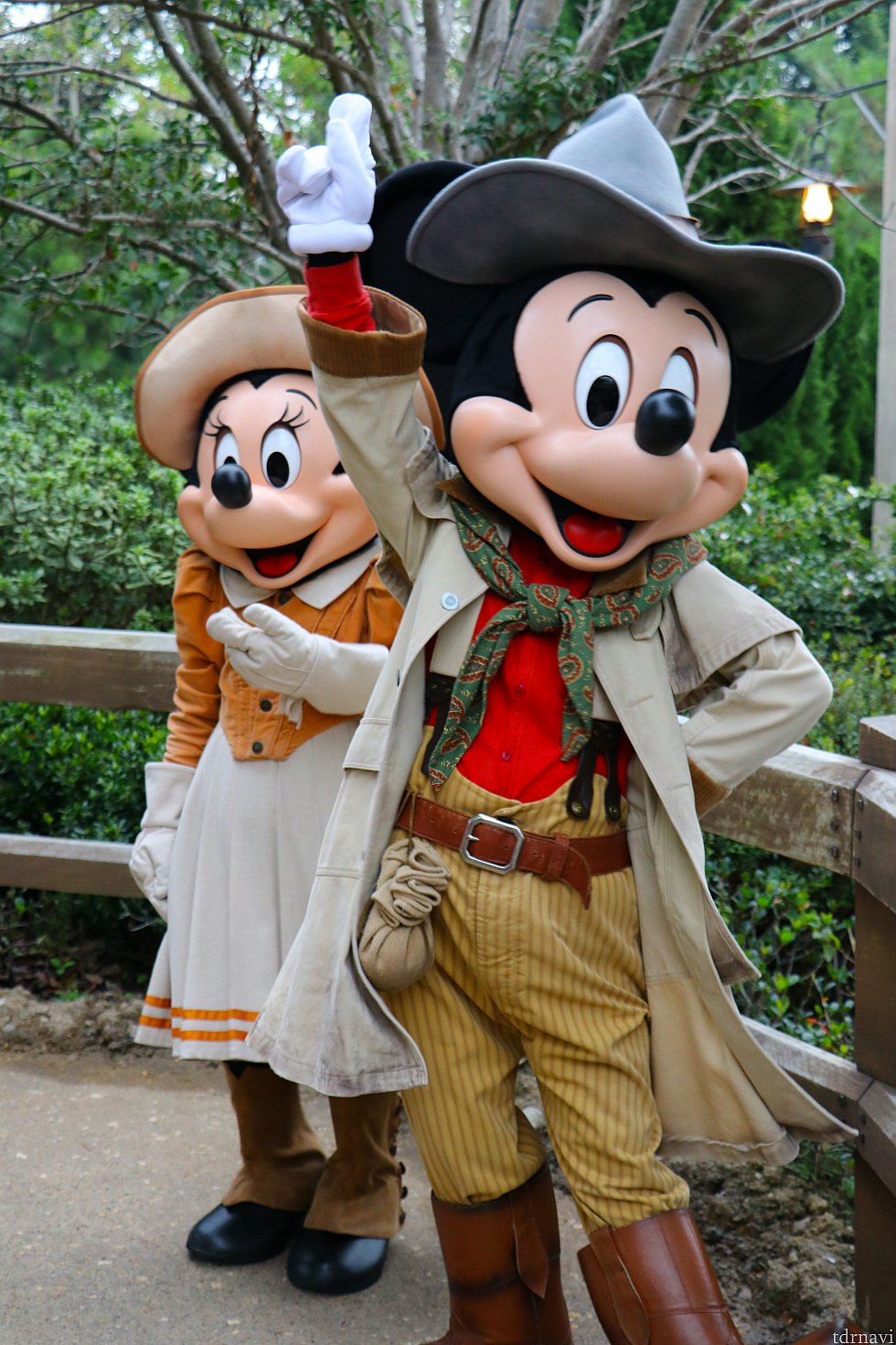 隣ではミッキーたちがグリーティングしています。この日は冬服のコートをお披露目してくれました。