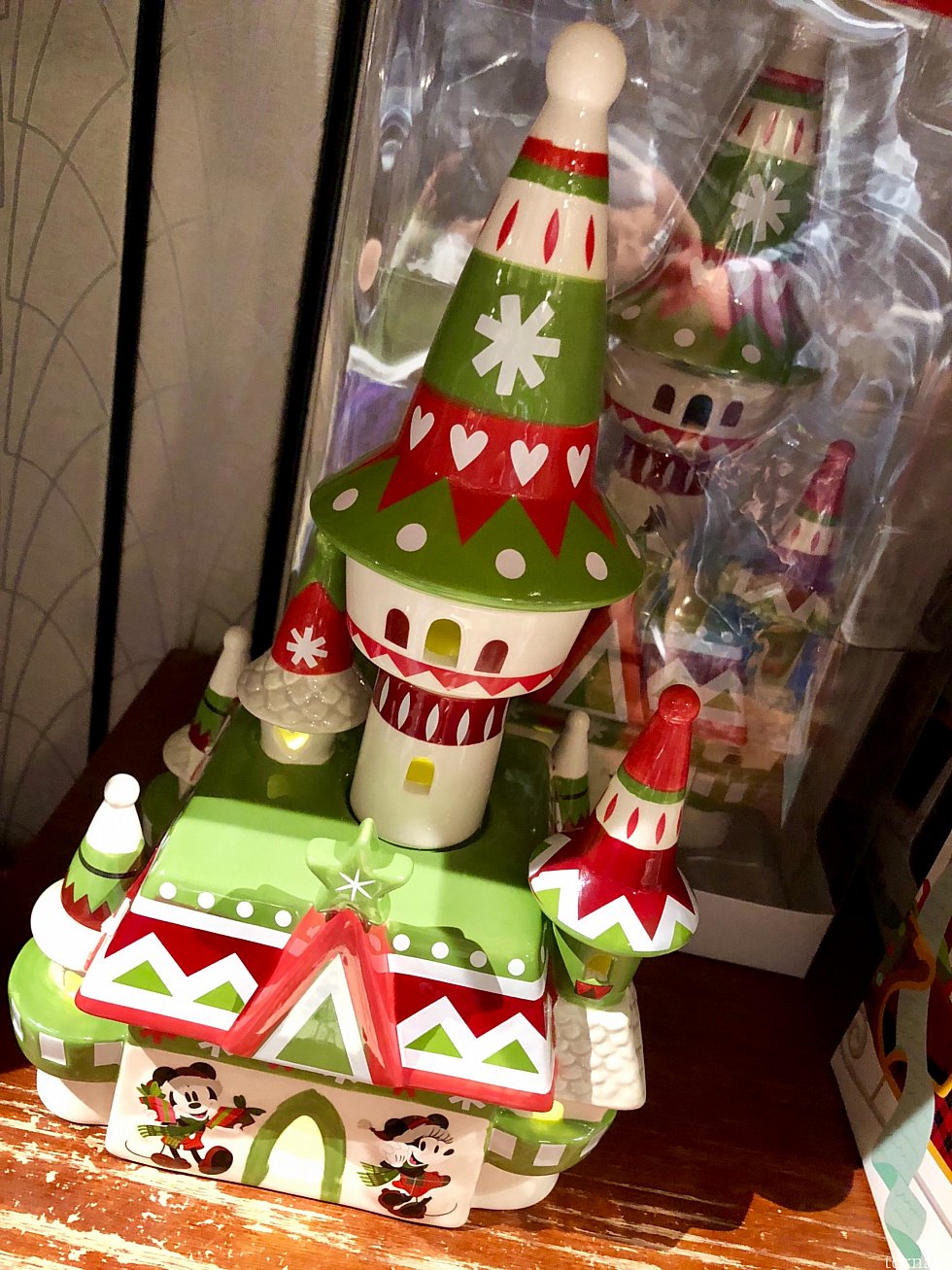 このクリスマス仕様のキャッスルのフィギュアは光るようです。$54.99