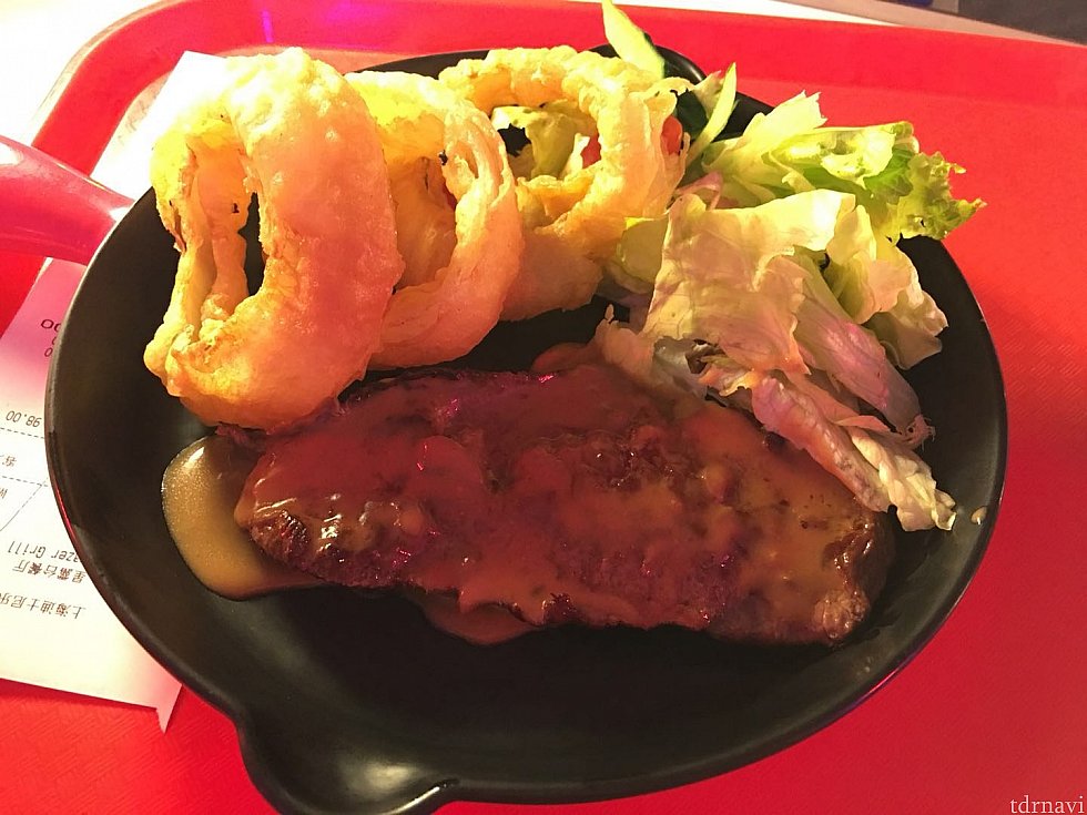 大振りなオニオンリングと生野菜がついています。焼きたてで美味しかったです😍
