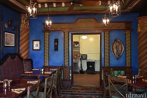Jungle Parlor Room