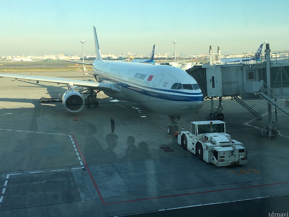 行きは平日でしたが、ラッシュ時間帯前に羽田空港に着け、ゆとりの出発。ただ、搭乗口が141番と最も遠いところだったので、ゆとりを持って向かいましょう