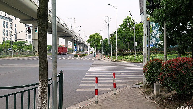 設置された信号。ただし,左からも右からも右折車は赤信号関係なしです。