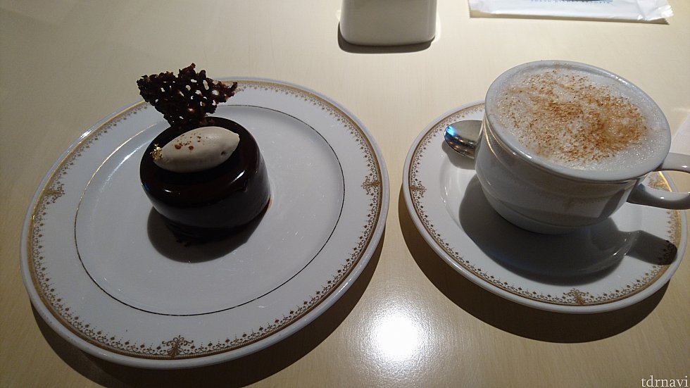 すぐにケーキもやってきました。