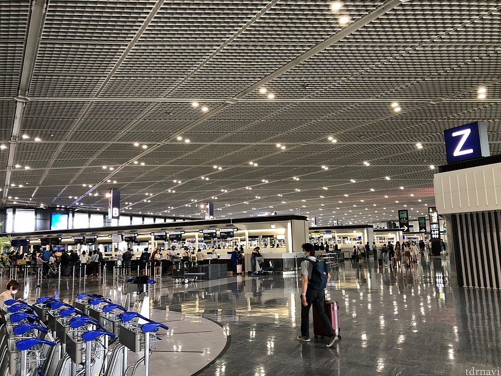 平日の午後の成田空港、南ウイング。間違えて北ウイングへ行ったら驚くほど閑散としていました。