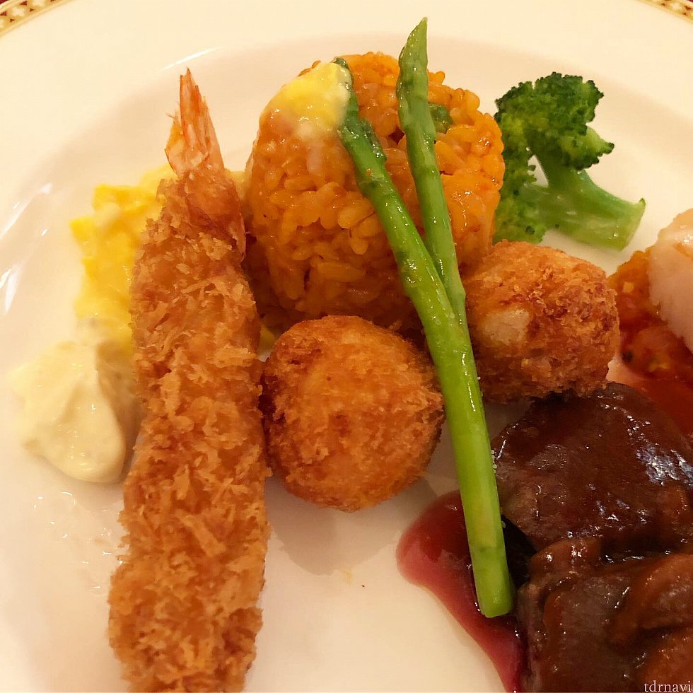 〜海老フライ、ポテトチーズコロッケ、オムライス〜
どれも全て美味しかったです!(自分も食べた)
衣がサクサク軽い海老フライとコロッケ
庶民的なお料理もマゼランズで食べると
とても高級感あるお味!!!!キッズにはもったいない!!笑