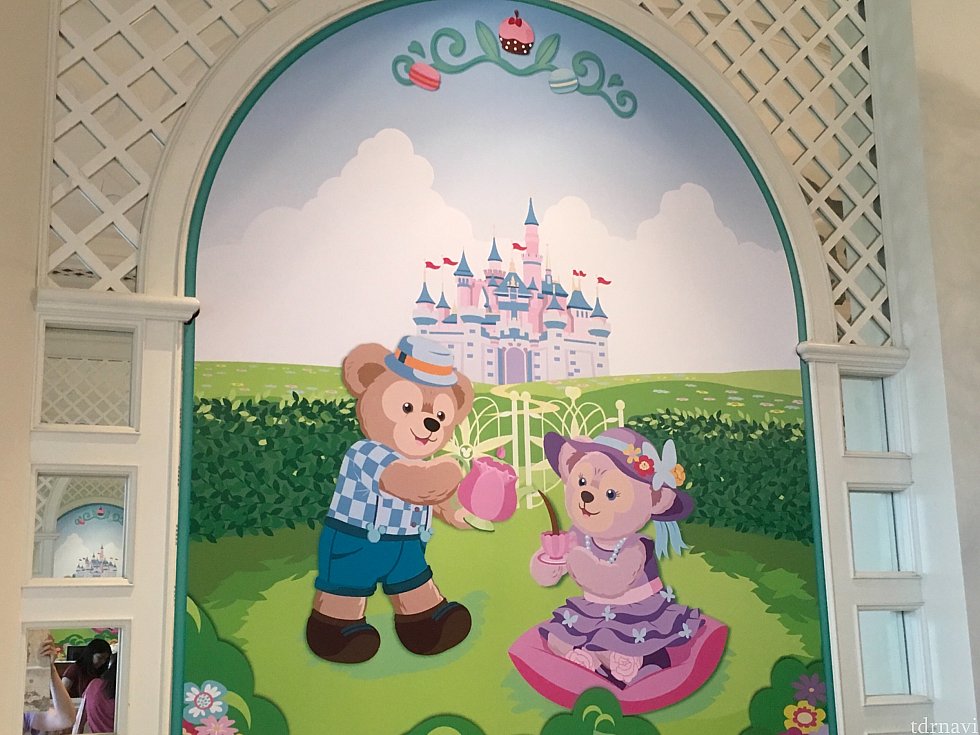 イースターシーズンということで、お店の前にはダッフィーたちが