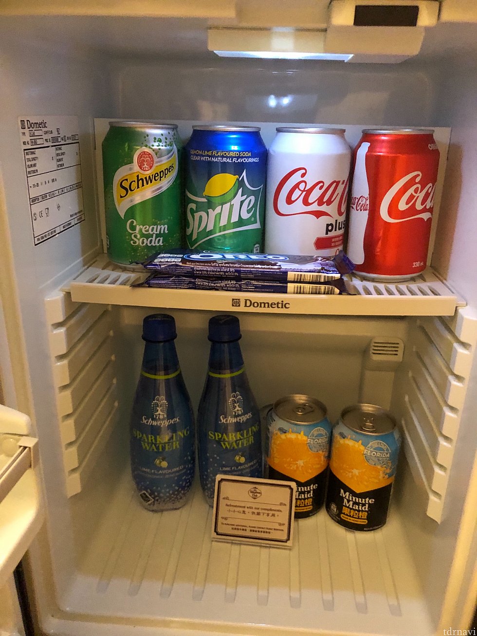 冷蔵庫の中。飲み物&チョコ無料です✨