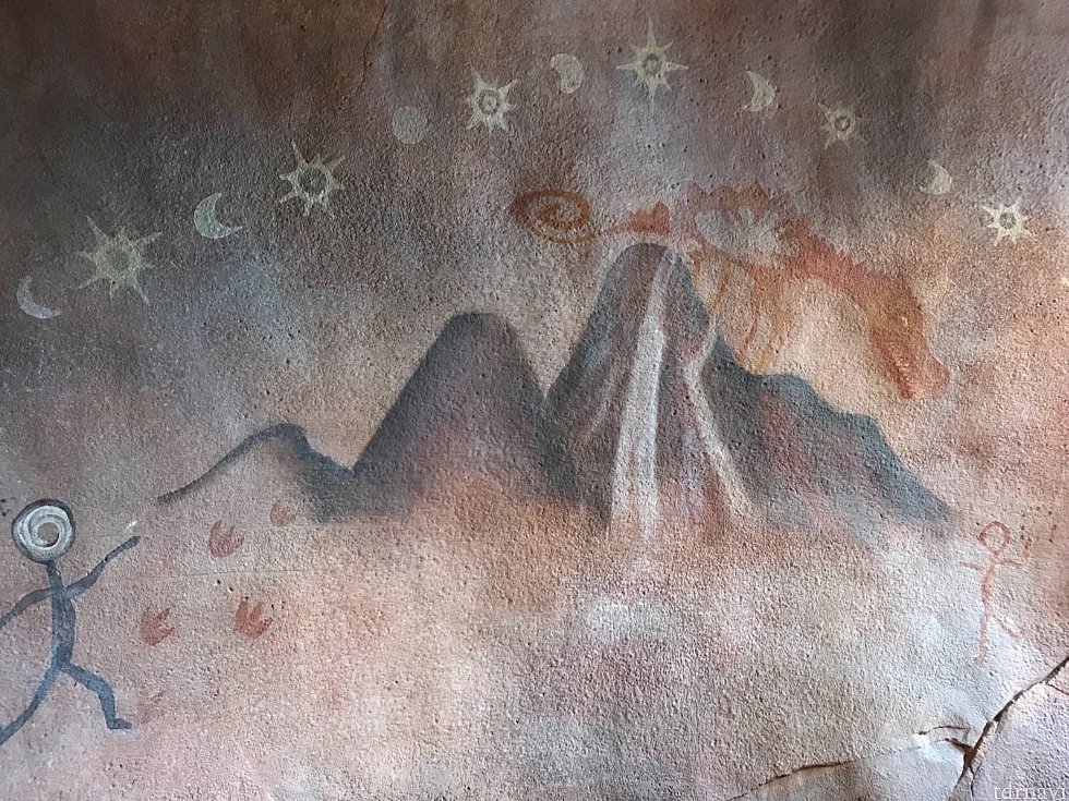 壁に描かれた壁画は、この山の伝説でしょうか。
山の上には、ロアリングラピッドのドラゴンが!!