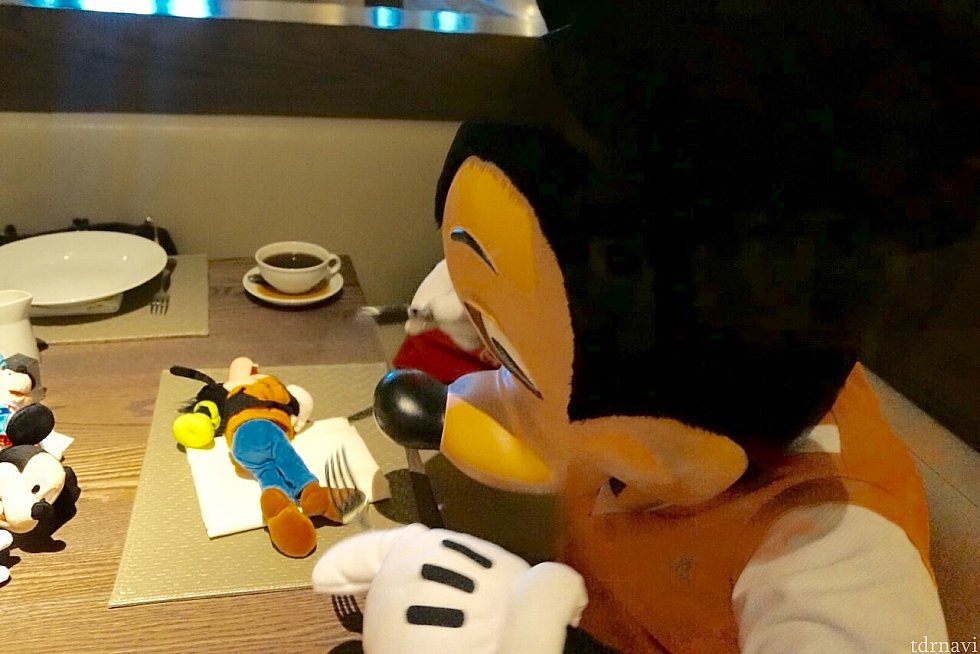 ミッキーを寝かせたら「食べられないよ!なにするの」って怒りましたが、グーフィを寝かせると、このポーズ