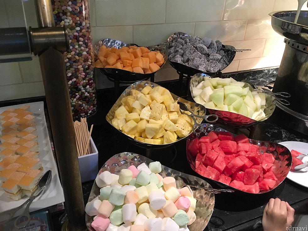 フルーツをはじめ(右隣にチョコレートファウンテンあり)