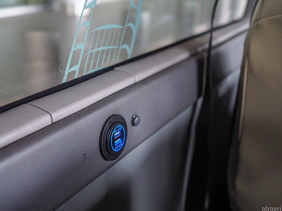 バスの車内はFreeWifiな上にUSBポートも完備!