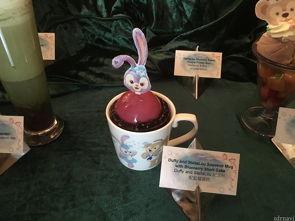 コーナーカフェに登場するステラ・ルーのカップデザートはブルーベリーのケーキ。美味しそう!