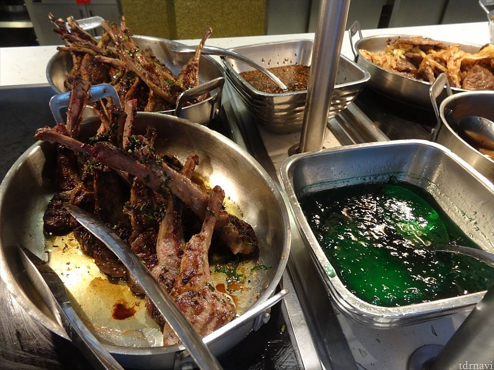 【ランチ】ラム肉と謎の緑のゼリー(ソース?)
