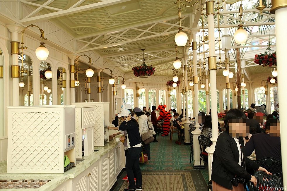 コーヒー、紅茶はセルフサービスです!お替り自由ですよ♪