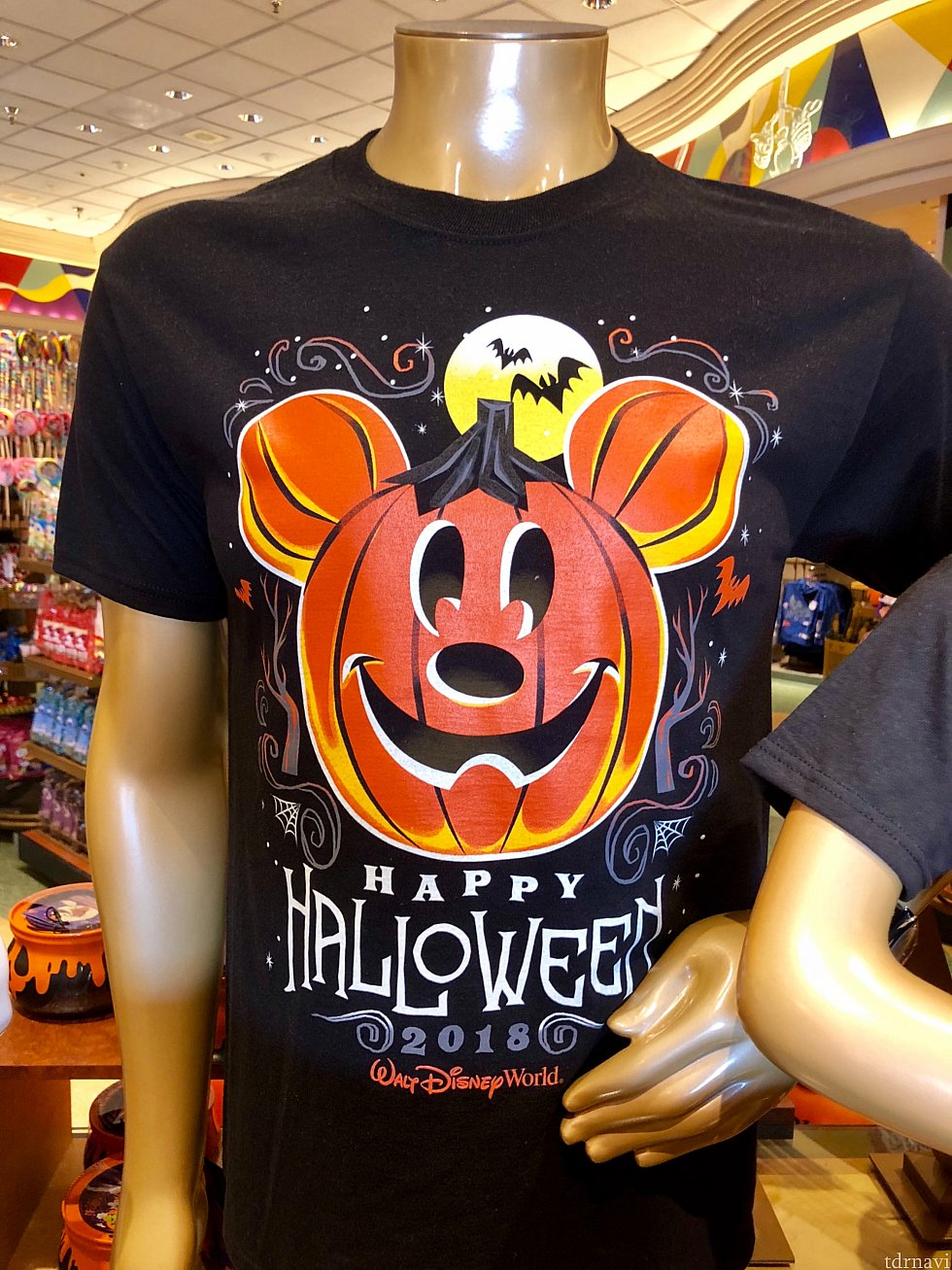 先ずはシャツからご紹介していきましょう。これはThe Disney Halloween と言ったところですね!きちんと2018と入っています。暗闇で光るらしいです。$24.99