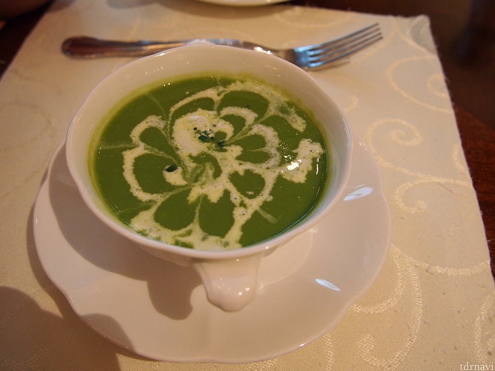 友人が頼んだグリーンピースのスープ。美味しかったです。
