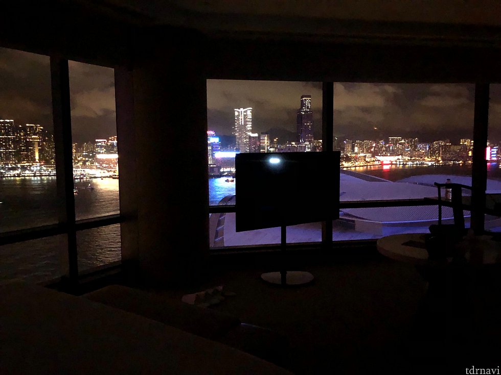 部屋の明かりを消すとこんなに綺麗に夜景が見えます。