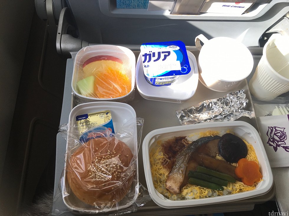 行きの羽田→北京便の機内食。日本製造なので安定の美味しさです