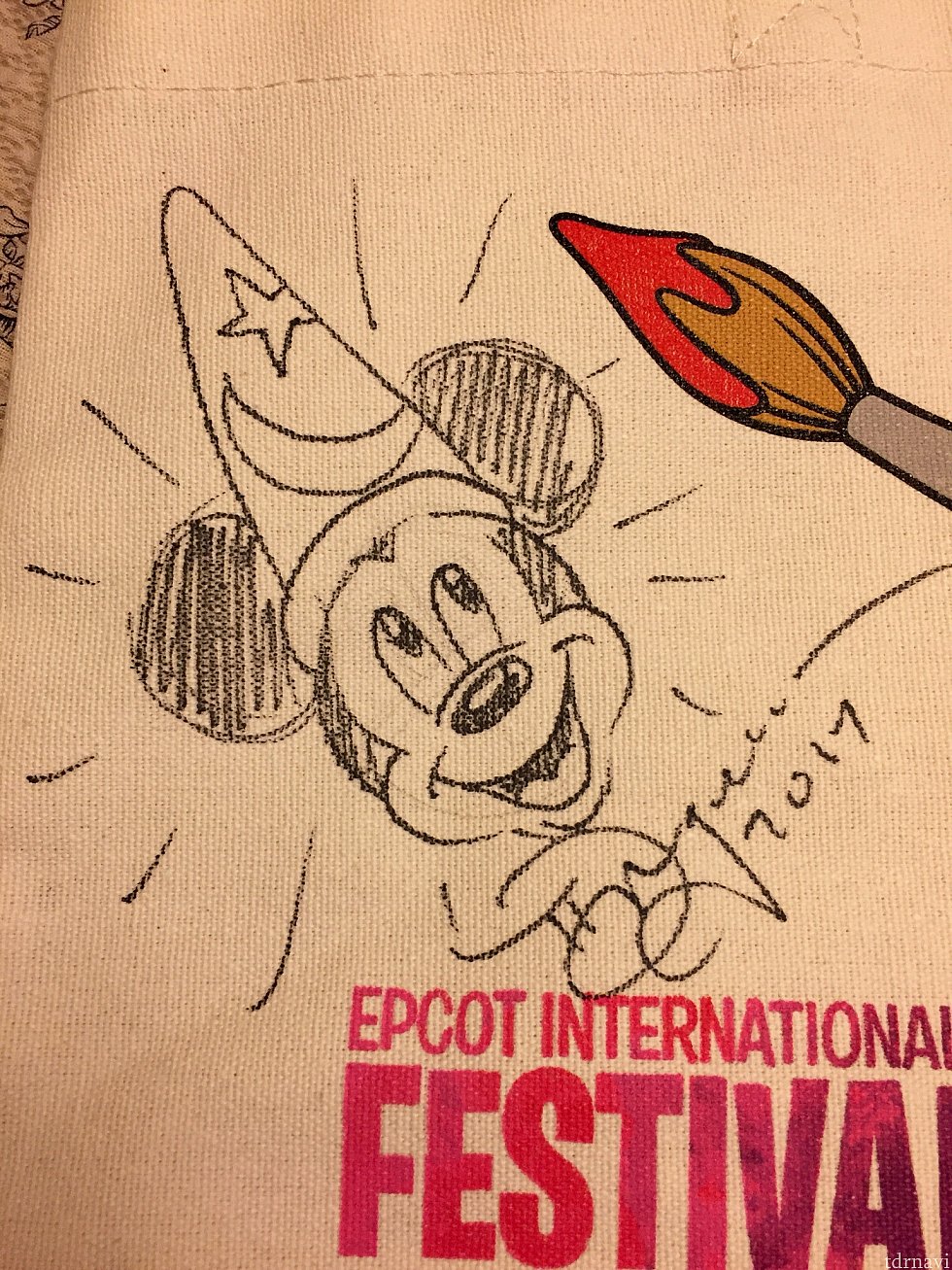 Tim さんにイラストをお願いすると、本当に快く承諾してくださり、サラサラとイラストを完成させていきます。ミッキーがまっさらなキャンバスの上に浮かび上がってくるのを見ていたら思わず感動の声を上げてしまいました。凄い!まるで元からこのバッグのデザインの一部のようです。