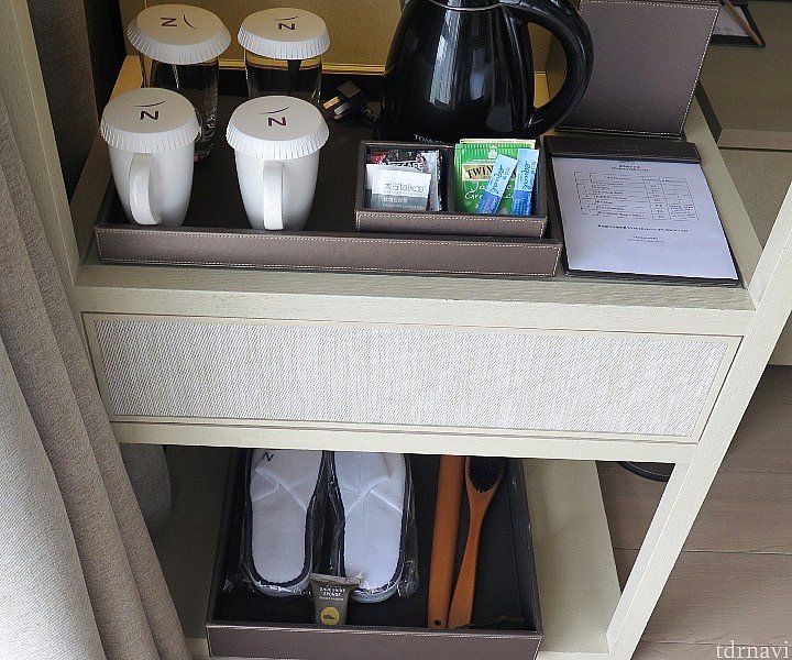 この上に冷蔵庫がありますが有料飲み物が綺麗に並んでおり,実質冷蔵庫は使えませんでした。