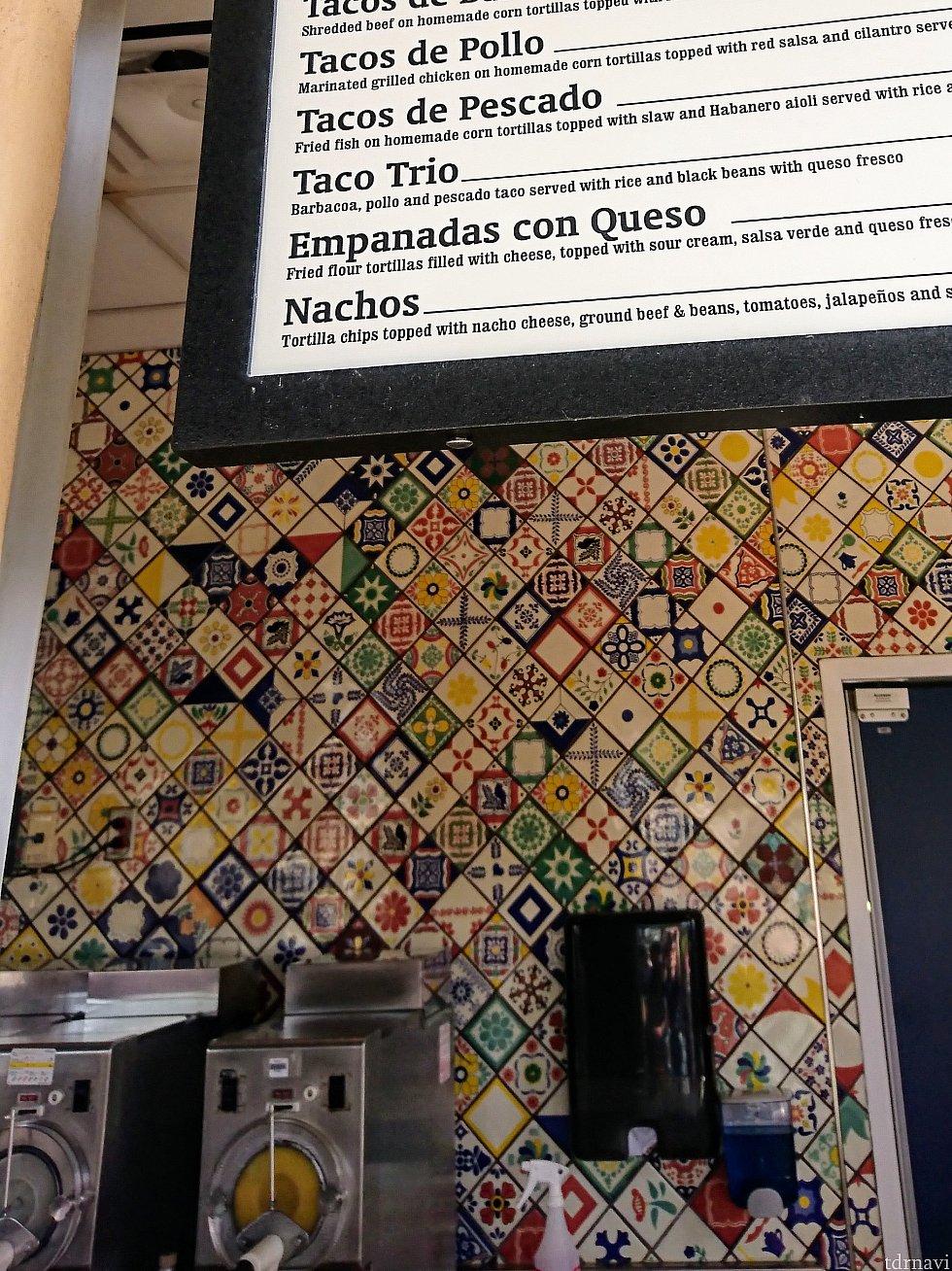 カウンター奥のメキシカンタイルが素敵です!
