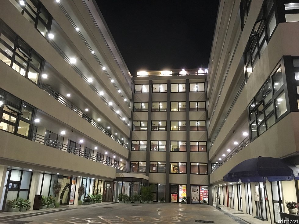 夜もきれいな感じ!館内にある博物館は営業時間外のため入れず…
