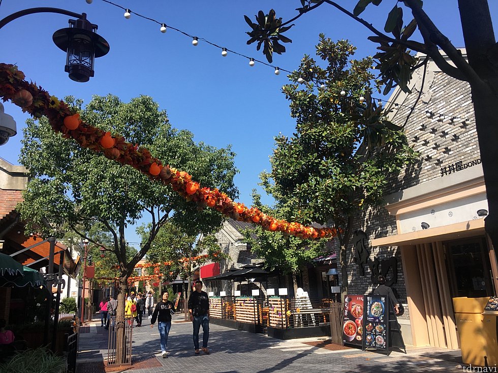 ハロウィンの装飾のディズニータウン☺️
わたしたちは外のベンチでのんびり飲みました