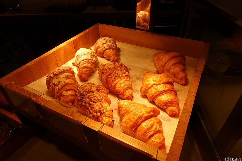 たぶん焼き立てパン。クロワッサン(20ドル)、チーズクロワッサン(28ドル)