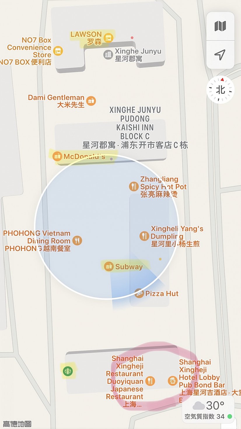 右下のピンク丸がホテルです。その後ろに飲食店やコンビニがあります。コストコは左隣にあります。