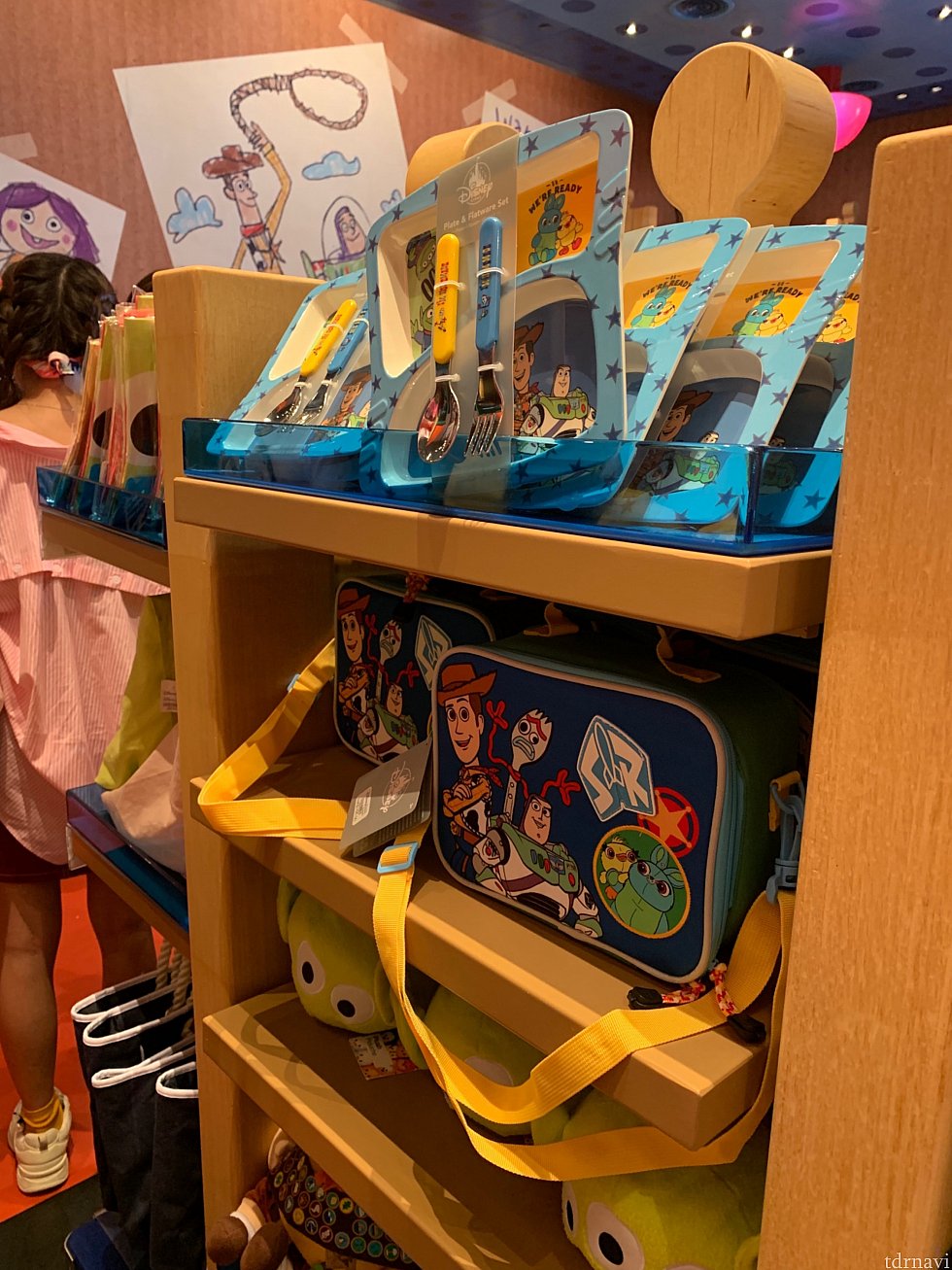 ランチプレートなど、お子様向けのグッズも。