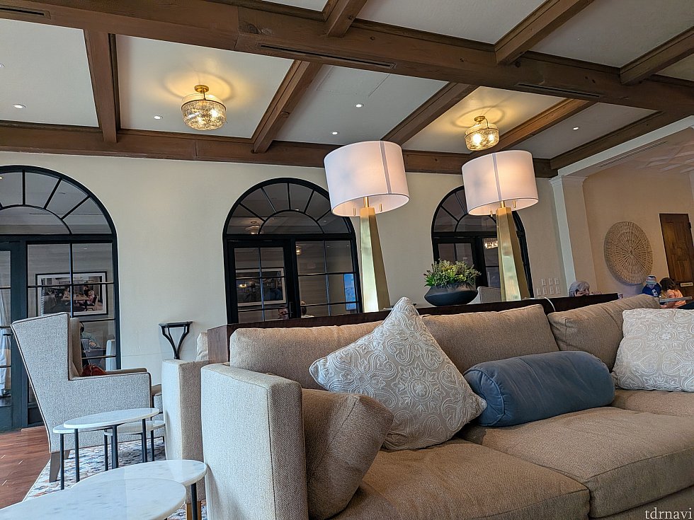 ソファーの向こうに商談ルームがあります。