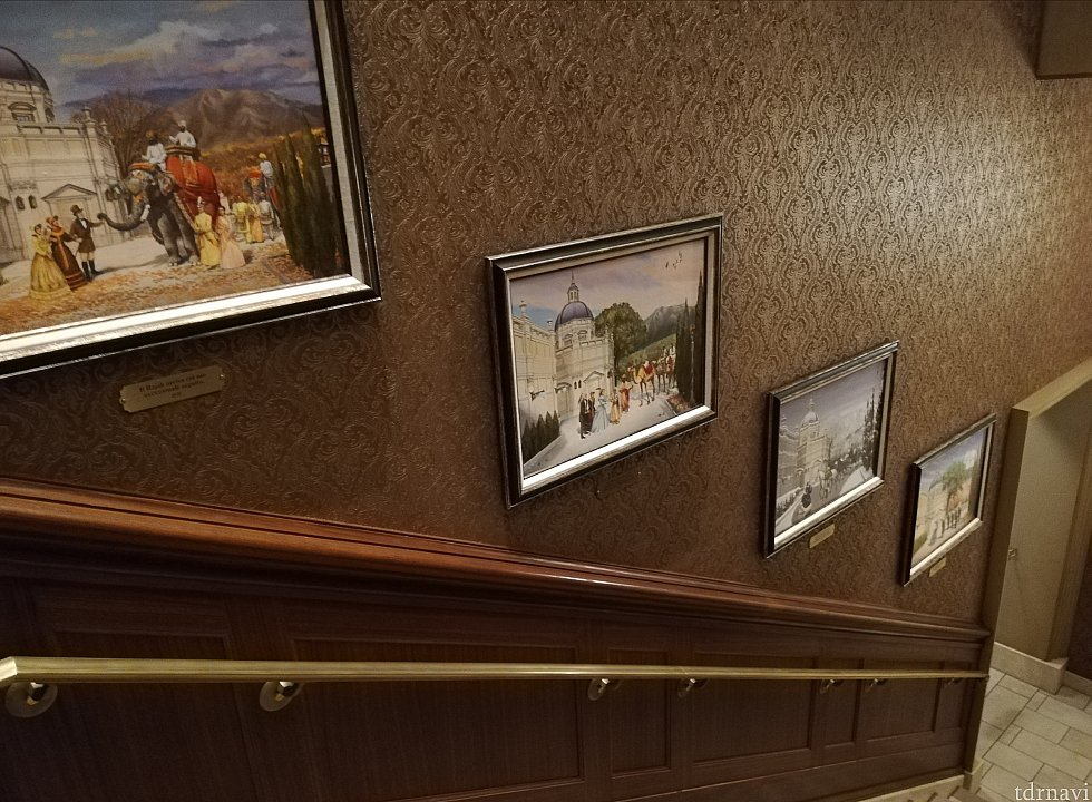 キューラインに展示された絵画