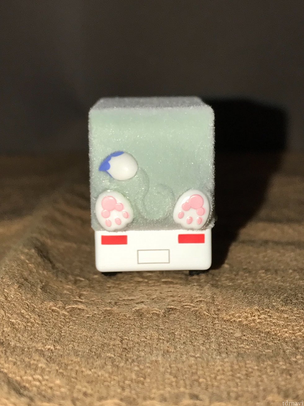 後ろ。