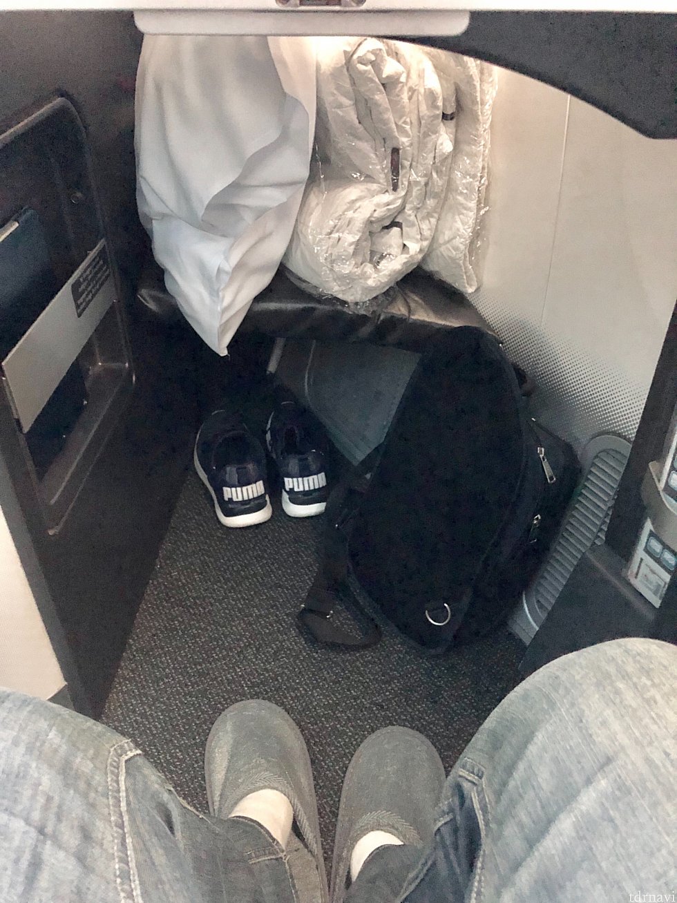 足元はこんな感じ。枕とかを頭上のコンパートメントに入れればよかったんですが、慣れなくてつい手の届く所に全て置いてしまいました。