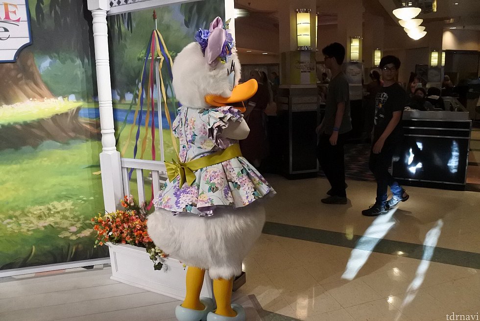 ドナルドをみつめてラブコールを送っているところ。
実はこの時私の服に貼ってたチデのシールを剥がして手に持ってたのです笑(せっかくチデのシールをキャストさんにいただいたのにデイジーがはがしちゃいました)