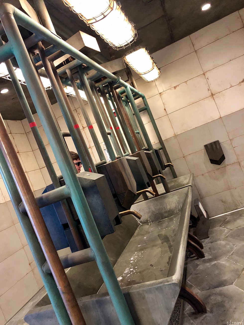 トイレもちょっとスターウォーズしています。特に手を洗う場所がユニーク。逆側は流石に撮影できませんでした。笑