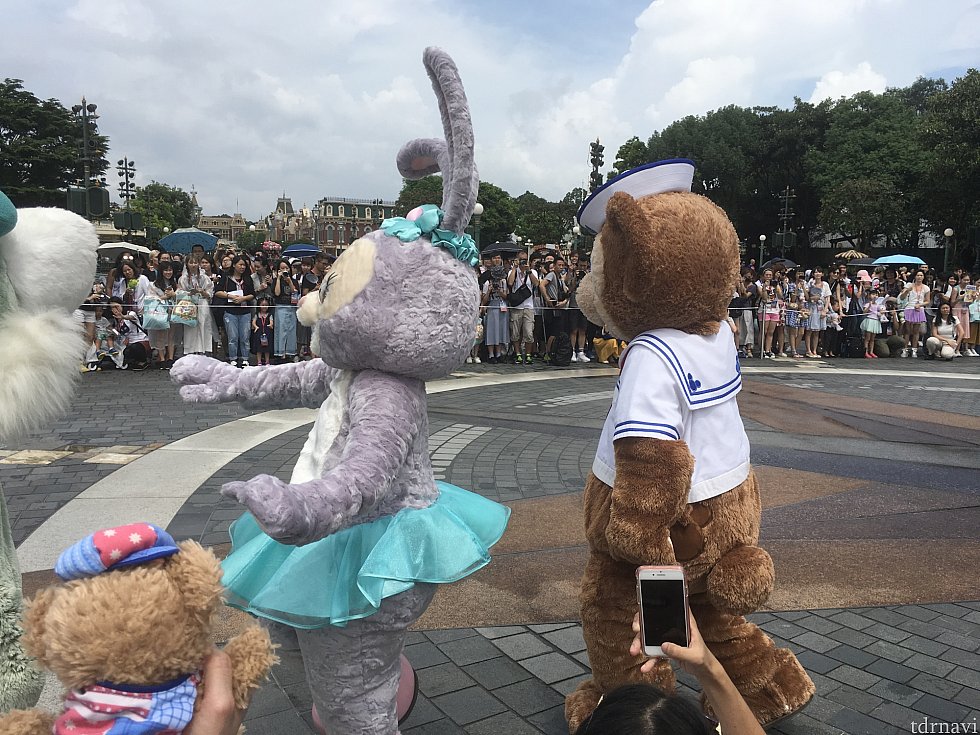 ダッフィーたち退場。40人のゲストも普通にキャーキャー言いながらカメラを!