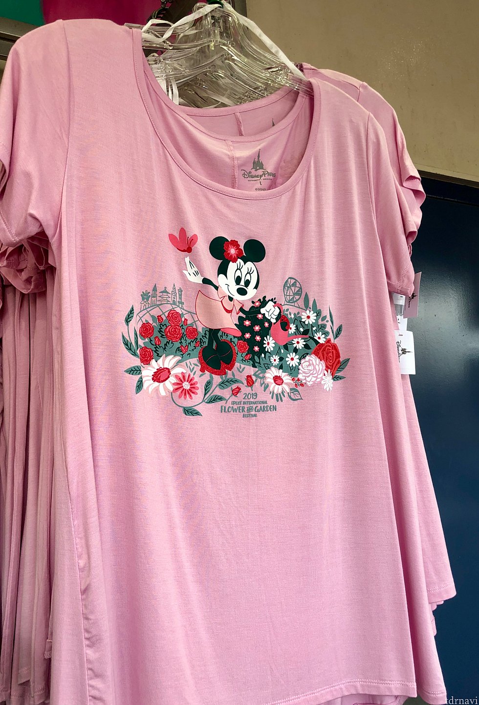 イベントミッキーグッズとは違い、ポップでモダン系のミニー。こちらのTシャツは$34.99。