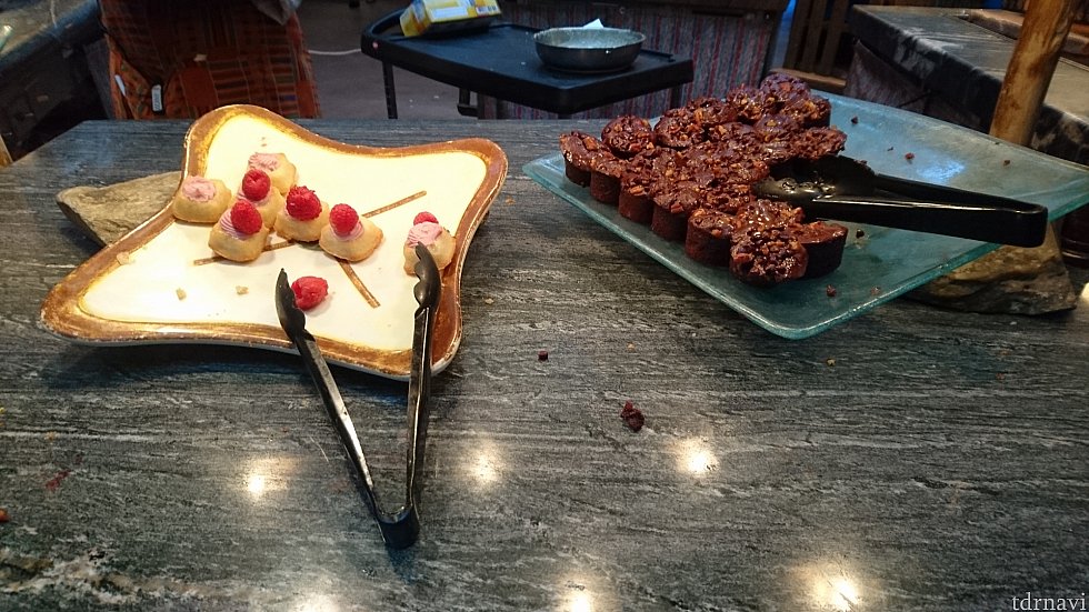 お腹一杯で食べられませんでしたが、カップケーキなどのデザートです。