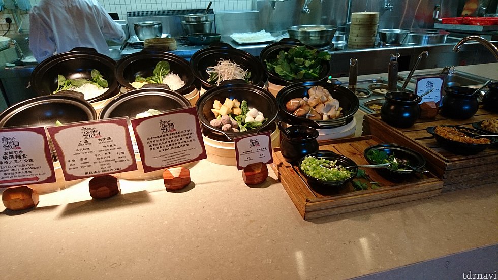 カウンターで注文します。
満腹で食べられませんでした💦